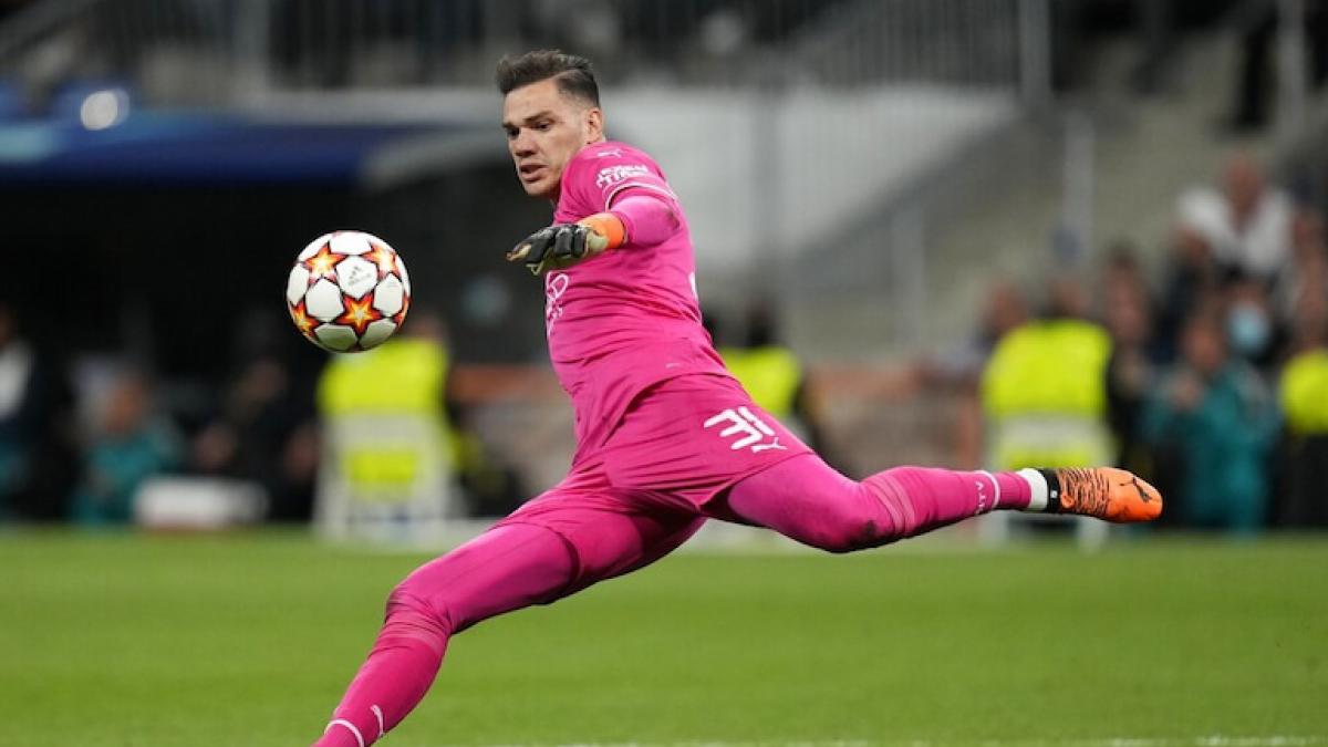 Ederson có khả năng chơi chân tốt.