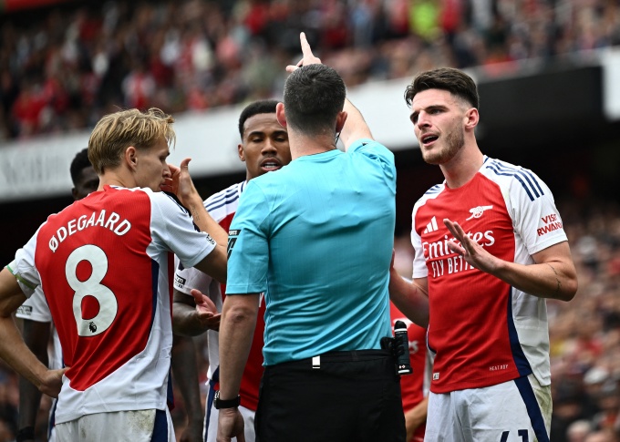 Arsenal đánh rơi điểm trước Brighton.