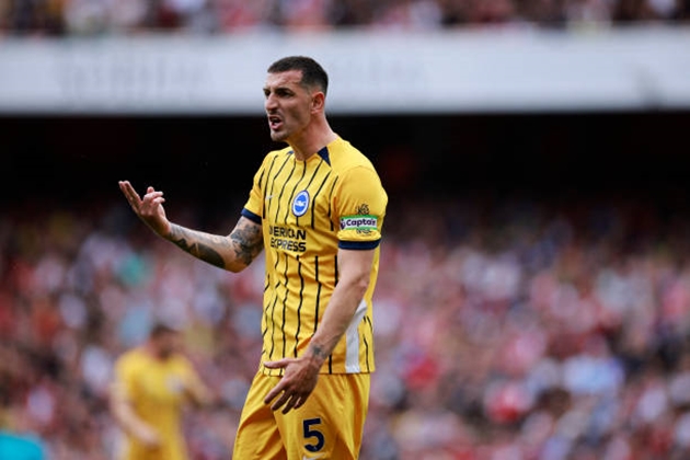 Lewis Dunk mở ra cơ hội giúp Brighton mang về bàn gỡ hòa.