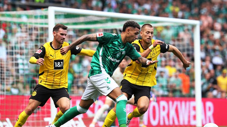 Dortmund chia điểm với Werder Bremen.