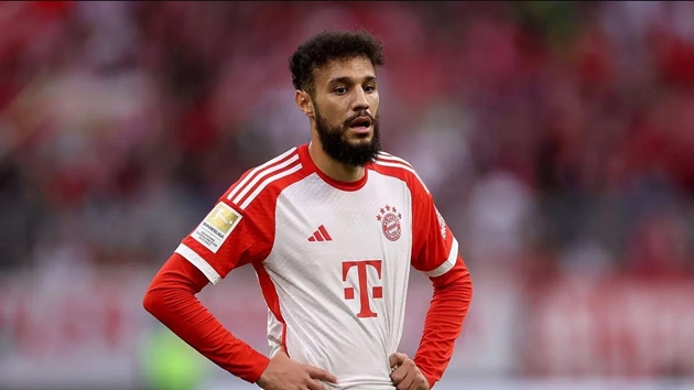 Mazraoui trong màu áo Bayern Munich.