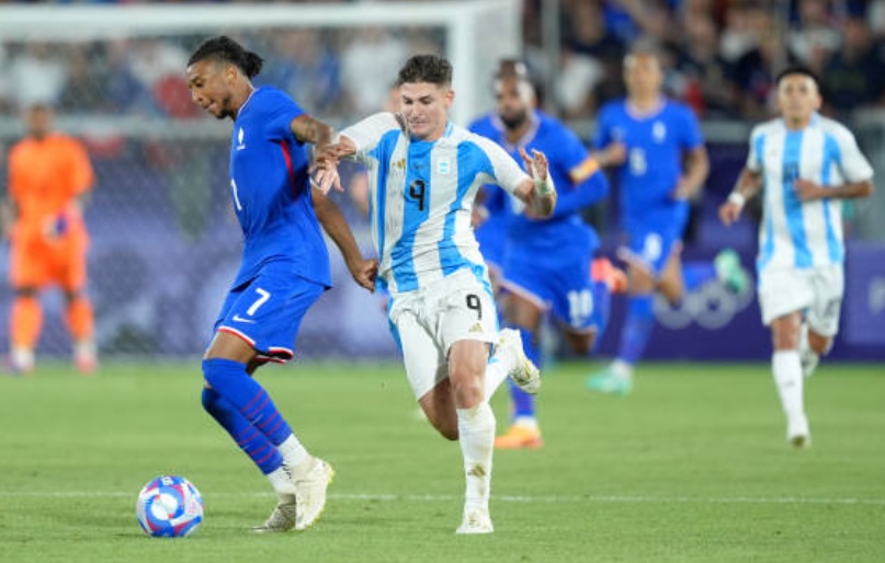 Alvarez trên đường rời Man City.