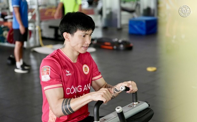 Đoàn Văn Hậu tích cực tập hồi phục. Ảnh: CAHN FC.