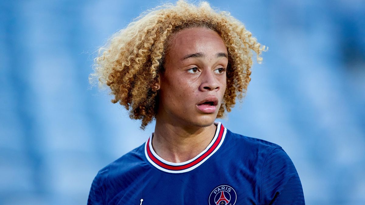 Simons chỉ có 11 lần ra sân cùng PSG.