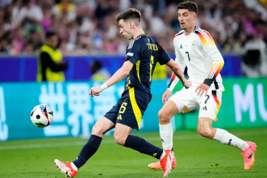 Tierney trong màu áo Scotland.