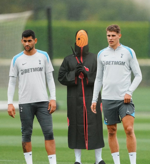 Bộ đôi Micky van de Ven và Dominic Solanke.
