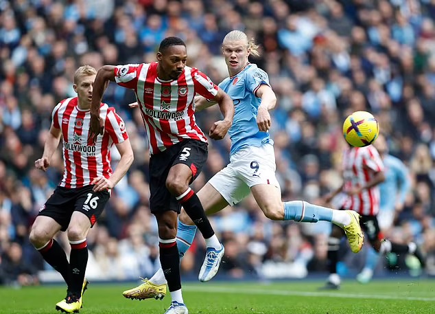 Hàng phòng ngự Brentford không ngại đối đầu với Haaland.