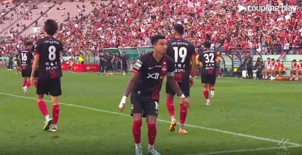 Thực tế thì chính Lingard đã ghi bàn gỡ hòa cho FC Seoul phút 48 và ăn mừng vui nhộn, trước khi mọi thứ đáng buồn ập tới.