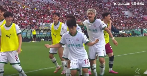 Tuy nhiên, điều đáng buồn trong trận đấu đó là vào phút 83, Kim Hyeon-Ug đã ghi bàn ấn định chiến thắng 3-2 cho đội khách. Chính cầu thủ vào sân thay người mang số áo 70 đã nhại lại động tác nhảy của Lingard để ăn mừng. Đây chẳng khác nào tình huống dở khóc dở cười và sự chế giễu mà Lingard và các đồng đội phải gánh chịu.