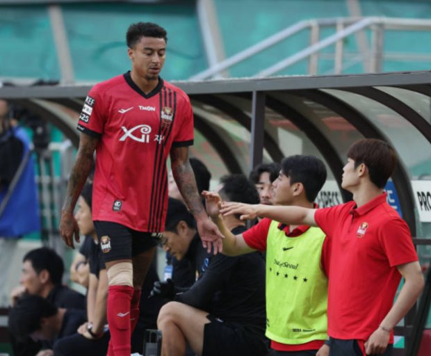 Ngay tháng 3/2024, cựu sao Man United đã bị huấn luyện viên trưởng của FC Seoul, ông Kim Gi-dong , chỉ trích công khai, với lý do thiếu nỗ lực trong tập luyện và thi đấu, bên cạnh nguồn thể lực hạn chế.