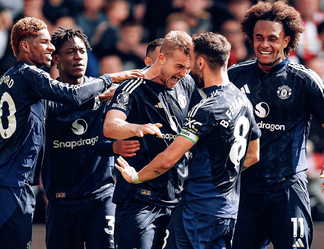 De Ligt ăn mừng bàn thắng đầu tiên cho MU.