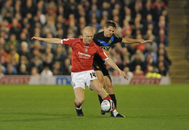 M.U đã giành chiến thắng 2-0 trước Barnsley nhờ những pha lập công của  Danny Welbeck và Michael Owen.