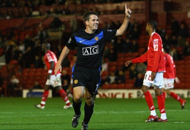Mặc dù Man United đã giành chiến thắng dễ dàng, nhưng trận đấu tại Oakwell thực sự rất nóng khi BBC từng tuyên bố rằng 10 vụ bắt giữ đã được thực hiện do đám đông gây rối ở Yorkshire.