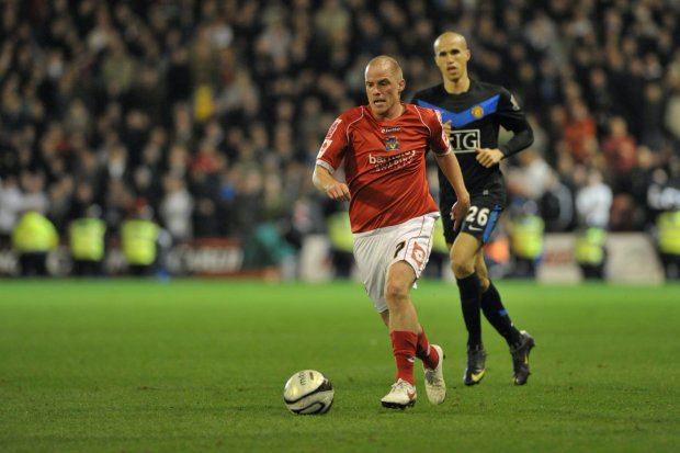 Sau khi đánh bại Tottenham Hotspur trên chấm phạt đền vào tháng 2 năm 2009, họ hy vọng giữ lại được Cúp Liên đoàn trong mùa giải tiếp theo. Man United đã đến làm khách tại Oakwell để đối đầu với Barnsley ở vòng thứ tư của giải đấu.