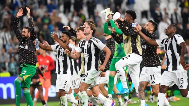 Các cầu thủ Juve cám ơn người hâm mộ sau trận đấu.