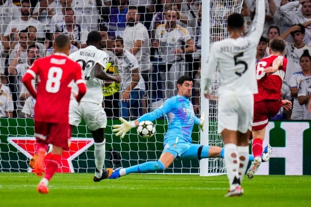 Courtois là người hùng của Real sáng nay.
