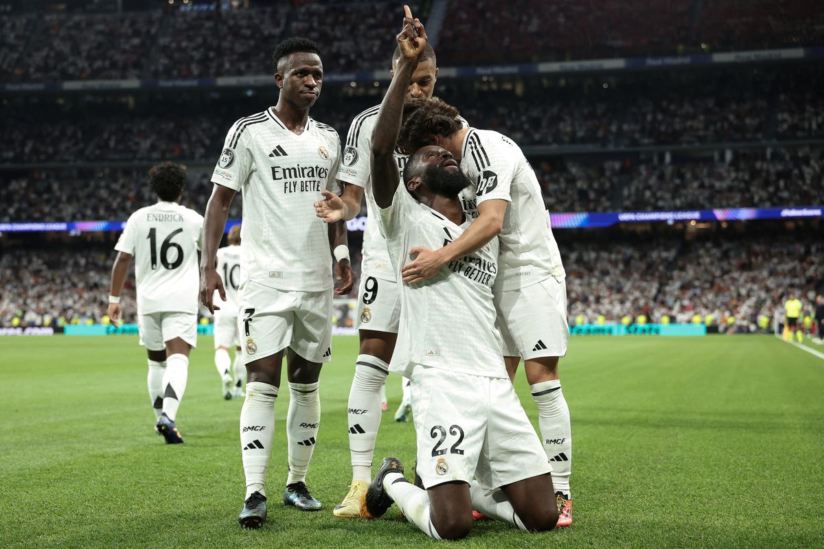 Real Madrid đánh bại Stuttgart với tỉ số 3-1.