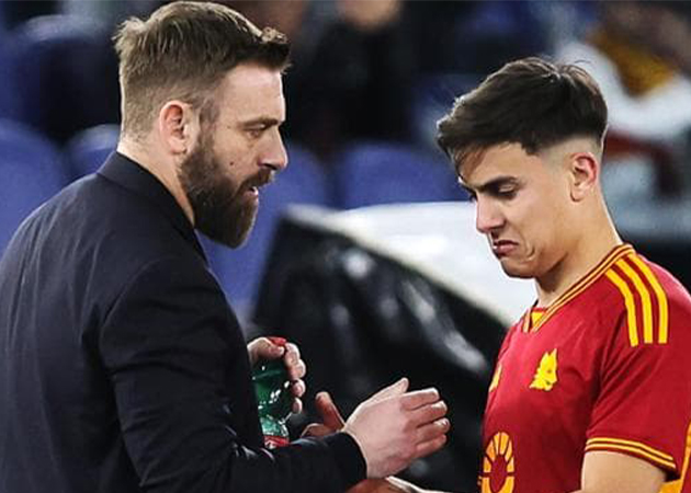 HLV De Rossi (áo đen) không còn tín nhiệm Dybala qua nhiều trận đấu.