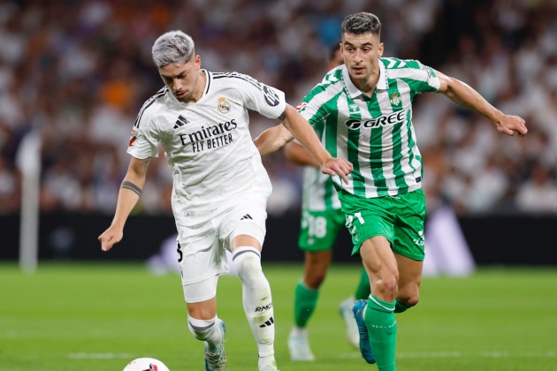 Valverde trong một tình huống đi bóng ở trận đấu với Betis sáng nay.