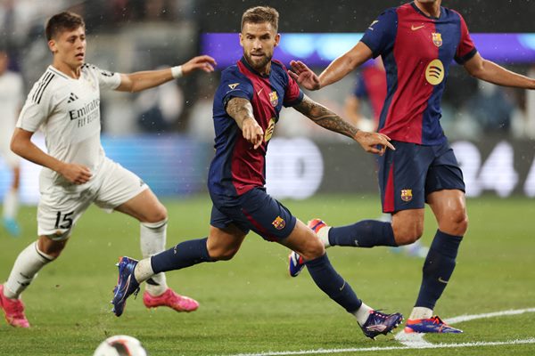 Inigo Martinez nổi lên như thủ lĩnh nơi hàng phòng ngự Barca.