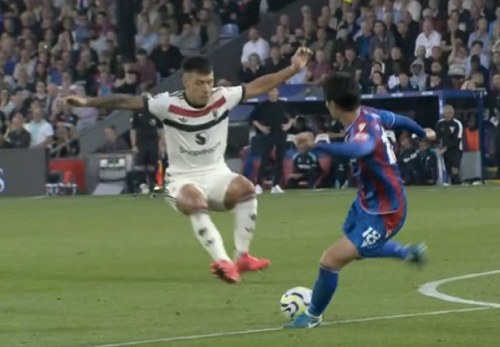 Lisandro Martinez may mắn thoát thẻ đỏ ở tình huống này.