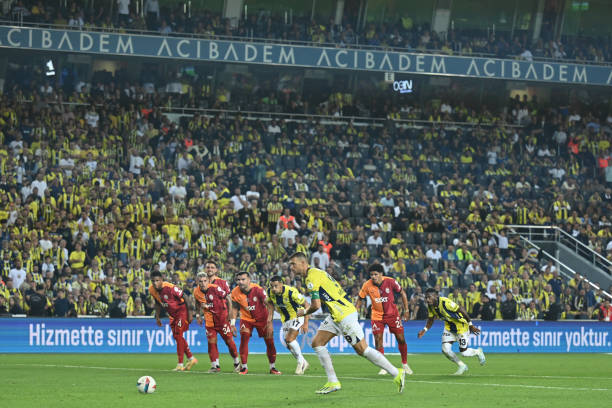 Bước sang hiệp hai, Fenerbahce vẫn là đội tạo ra được nhiều cơ hội hơn, nhưng họ chỉ có cho mình bàn thắng danh dự nhờ công của Edin Dzeko trên chấm phạt đền. Còn trước đó, Galatasaray cũng đã nâng tỷ số lên thành 3-0 với pha lập công đến từ Gabriel Sara.
