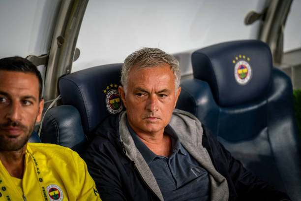Ngoài ra, một số nguồn tin cho biết Mourinho đã rời khỏi sân vận động và không tham gia buổi họp báo sau trận, hiển nhiên, điều này càng khiến cho chiến lược gia người Bồ Đào Nha nhận thêm nhiều chỉ trích.