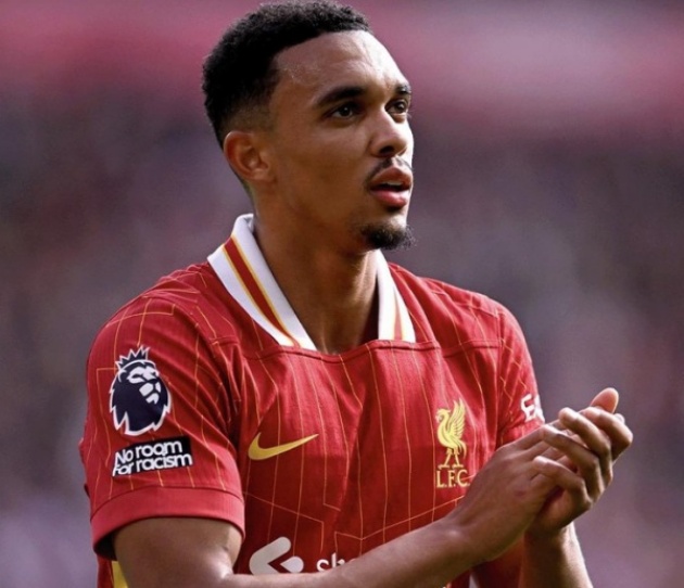Hậu vệ phải: Trent Alexander-Arnold. Alexander-Arnold cho thấy sự cải thiện đáng kể ở khâu phòng ngự dưới triều đại Arne Slot. Tuyển thủ Tam Sư vẫn đóng vai trò quan trọng trong đội hình The Kop.