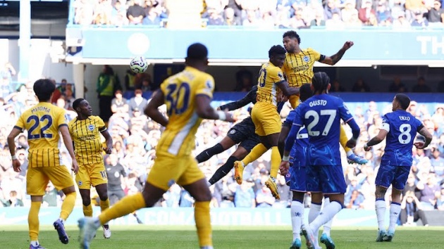 Ngay phút thứ 7, lưới của Chelsea đã rung lên sau loạt sai lầm ở khâu phòng ngự.