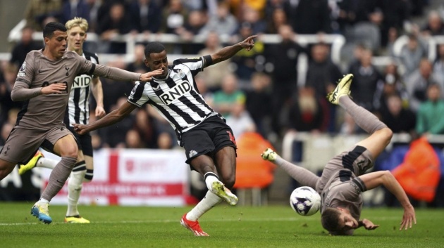 Tiền đạo Alexander Isak trong trận đấu với Tottenham.