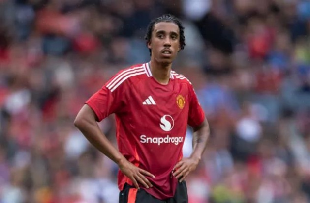 Trung vệ trẻ Yoro trong màu áo M.U.