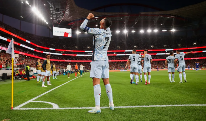 Ronaldo chính thức chạm mốc 900 bàn thắng trong sự nghiệp, thành tích không cầu thủ nào làm được trong lịch sử.