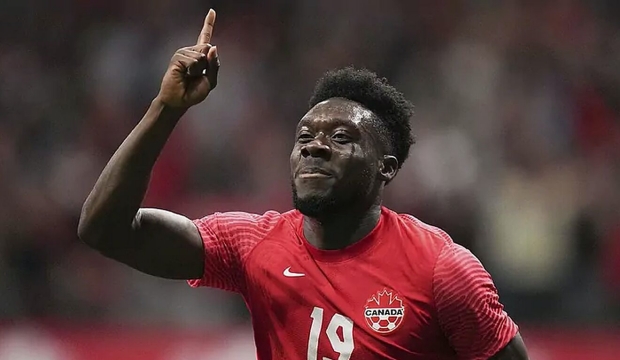 Alphonso Davies vào tầm ngắm Man United.