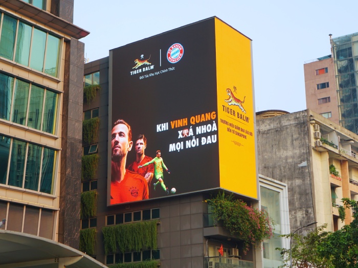 Ảnh chụp billboard của Tiger Balm x Bayern Munich tại Phố đi bộ Nguyễn Huệ, Quận 1