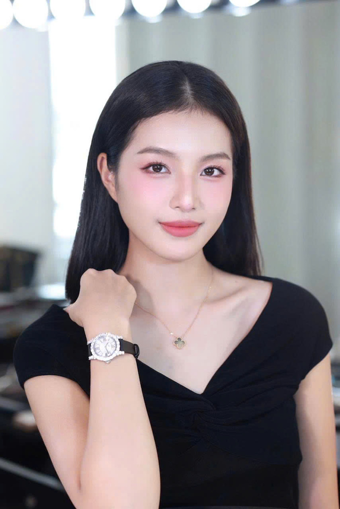 Nữ diễn viên Bích Ngọc trẻ trung trong BST đồng hồ Diamond D.