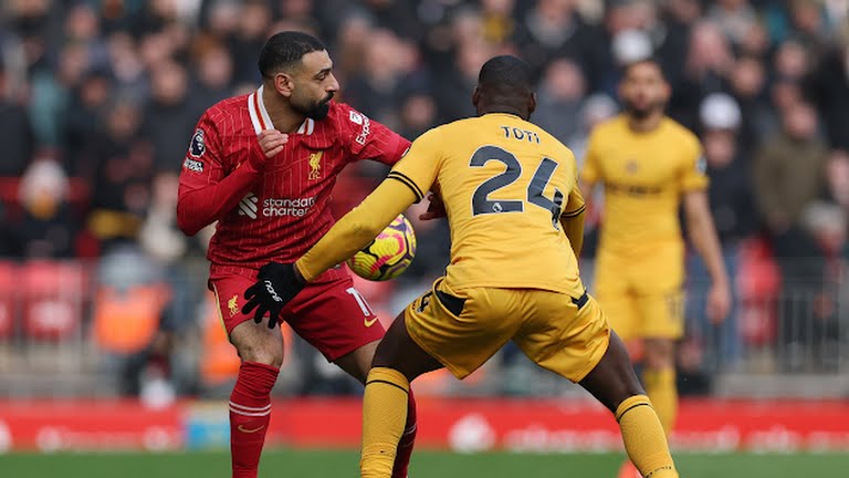 Liverpool có chiến thắng vất vả trước Wolves.