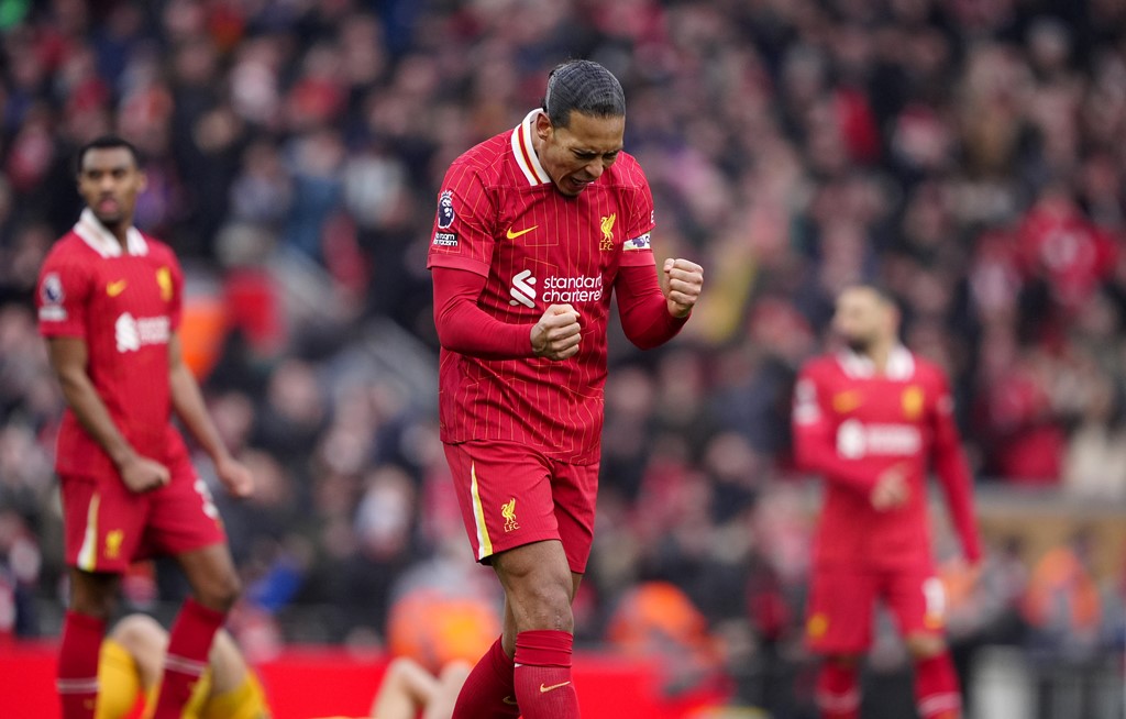 Biểu cảm vui sướng của Virgil Van Dijk khi Liverpool giành 3 điểm trước Wolves.