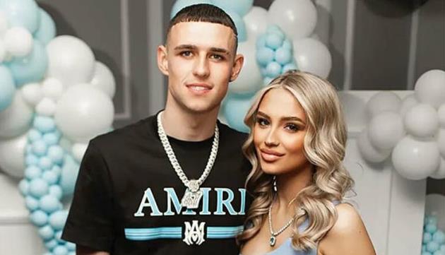 Phil Foden hạnh phúc bên bạn gái lâu năm.