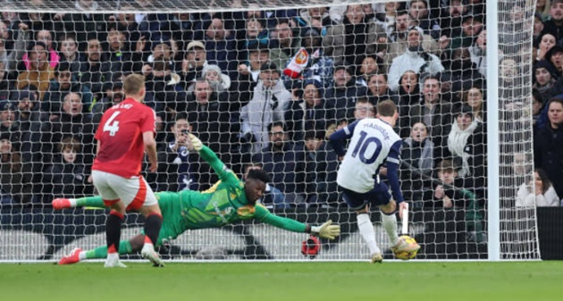 Maddison băng xuống sút bồi mở tỷ số cho Tottenham.