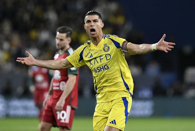 Ronaldo không giữ được bình tĩnh sau khi Jhon Duran bị thẻ đỏ.