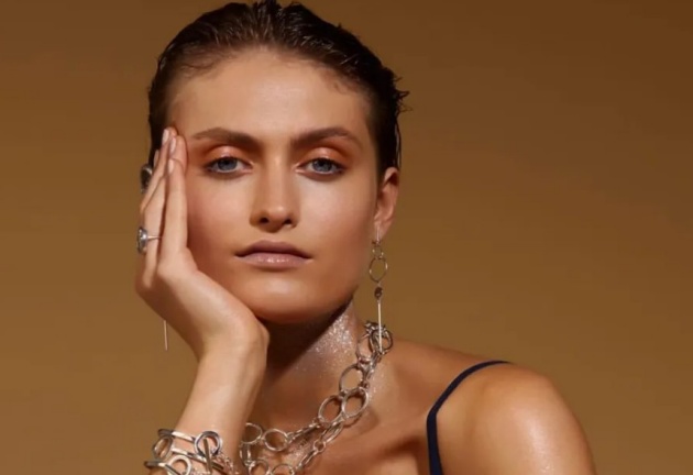 Người đẹp Emma Silverton.