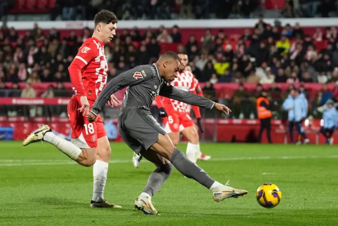 Real Madrid buộc phải thắng Girona để bám đuổi Barca.