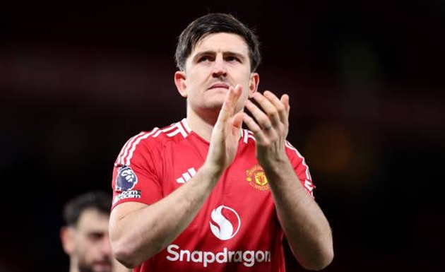 Harry Maguire lên tiếng bảo vệ người đàn em.