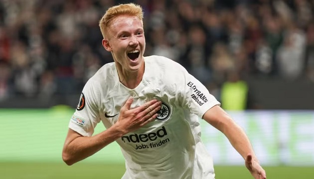 Hugo Larsson lọt tầm ngắm nhiều ông lớn.