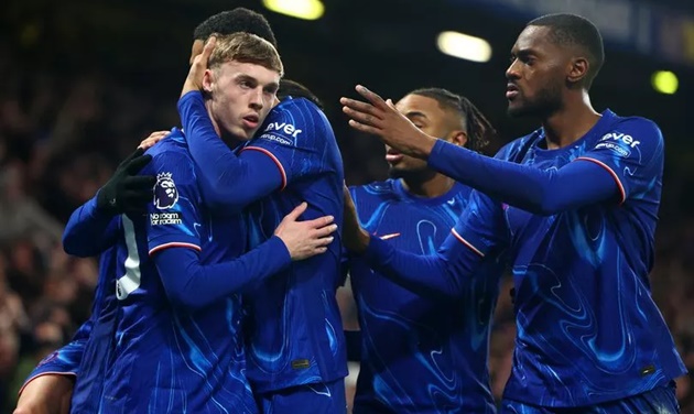 Các cầu thủ Chelsea ăn mừng sau nâng tỷ số lên 2-1