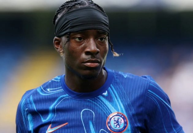 Noni Madueke trong màu áo Chelsea.