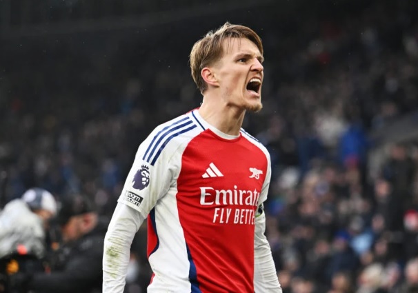 Odegaard trong màu áo Arsenal.