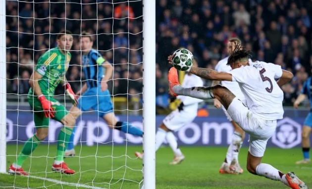 Pha cứu thua ấn tượng của Tyrone Mings.