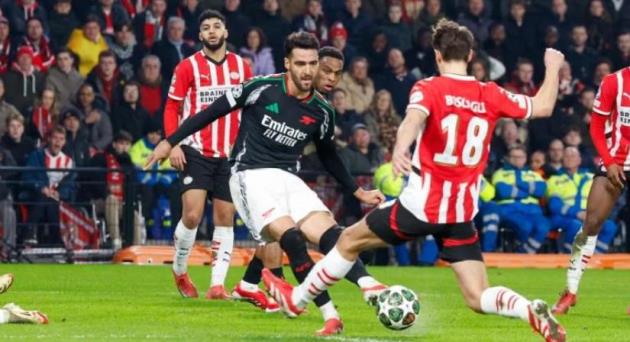 Arsenal hủy diệt PSV.