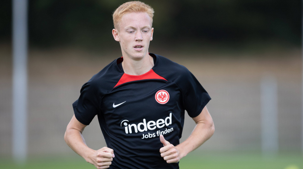 Hugo Larsson của Eintracht Frankfurt.